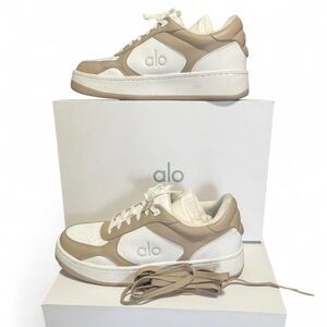 ALO Yoga Recovery Gravel and White Shoe